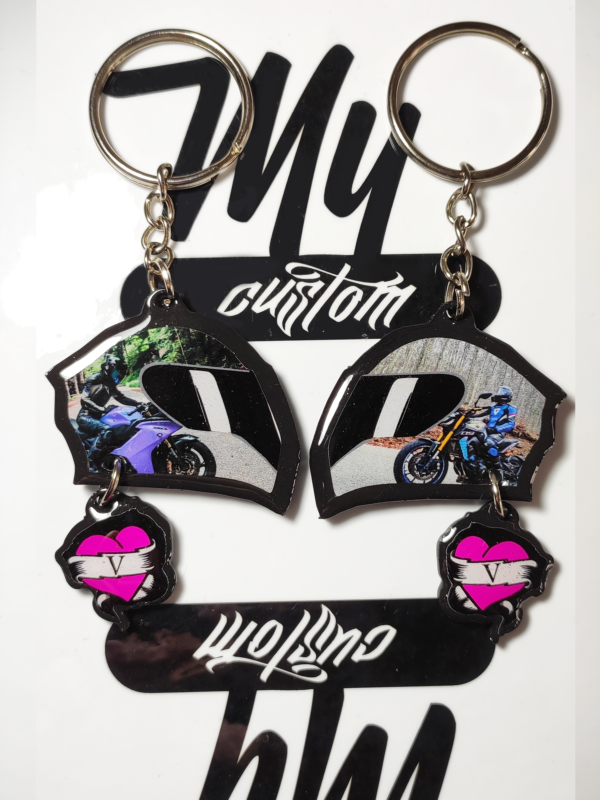 Llavero pareja de cascos con corazones personalizables