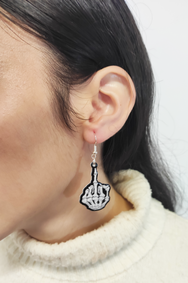 Pendientes manos de esqueleto
